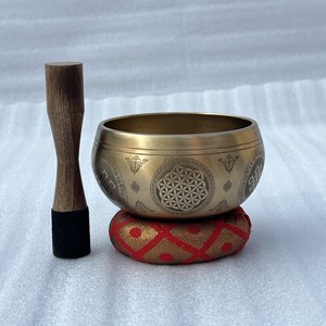 Bol chantant tibétain en laiton de haute qualité Evana avec marteau et coussin pour la méditation et la thérapie, décoration d'intérieur, bol sonore - Product Image 3