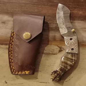 Couteau pliant artisanal en acier Damas avec étui en cuir, couteau de survie et de camping pour activités de plein air, fournisseur de couteaux de chasse EDC aux États-Unis - Product Image 1