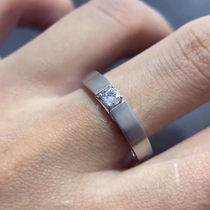 Bague de fiançailles minimaliste pour femme en or blanc 14 carats avec diamant de laboratoire rond de 0,50 ct, certifié IGI, couleur D-E-F, pureté VS+ - Product Image 5