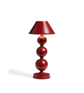 Lampe de table en métal Crimson Orb avec design à sphères empilées, construction en fer de qualité supérieure, éclairage ambiant chaud pour intérieurs élégants - Product Image 5