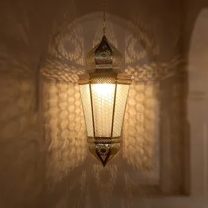 Lanterne suspendue en fer traditionnelle, design géométrique, faite à la main, décoration intérieure pour le salon pendant le Ramadan - Product Image 1