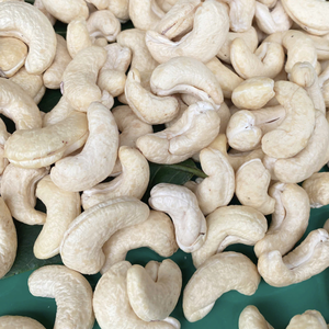 Meilleur prix pour les noix de cajou W320 brutes, noix de cajou du Vietnam, sans taxes, usine Santigo - Product Image 1