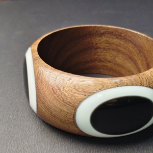 Bracelet en bois tourné à la main à profil large avec incrustation audacieuse en résine monochrome - Style ethnique contemporain, bracelet écoresponsable - Product Image 3