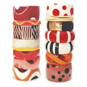 Bracelets traditionnels et élégants en résine et perles de bois - Product Image 1