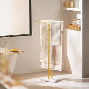 Le porte-serviettes en métal ajoute une organisation instantanée à votre salle de bain en gardant les serviettes bien suspendues, sèches et toujours à portée de main. - Product Image 4