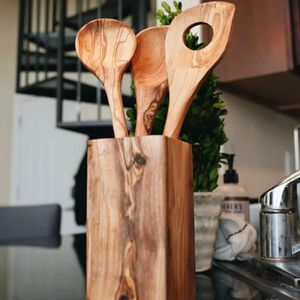 Ensemble de cuillères en bois d'olivier avec support, support à cuillères en bois fait main, ustensile de cuisine rustique pour organiser |   Idée de cadeau de pendaison de crémaillère - Product Image 1