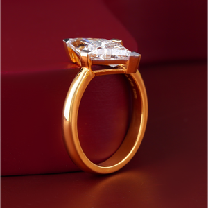 Anillo Solitario con Diamante Cultivado en Laboratorio de Corte Trillón de 2.02 CT, Oro Amarillo y Blanco de 18K, Claridad VS1, Diseño Geométrico para Novia - Product Image 3