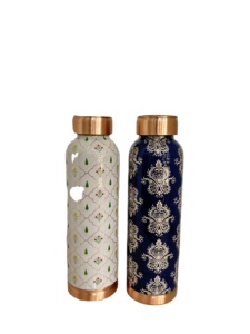 Bouteille d'eau artisanale en cuivre pur de 1000 ml avec impression florale émaillée, récipient bien-être ayurvédique, gourde de sport anti-fuite pour le yoga et la gym - Product Image 5