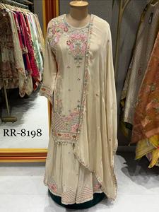 Ensemble Sharara de Luxe Prêt-à-Porter en Modal Pur, Broderie, Paillettes et Travaux Zari, Extensible, pour l'Été, avec Kurta, Sharara et Dupatta - Product Image 2