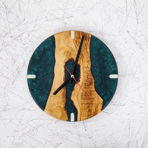 Reloj de pared de madera epoxi con resina de lava, diseño de marea escarlata, hecho a mano, con borde natural, efecto llama rústica y brasa roja - Product Image 2