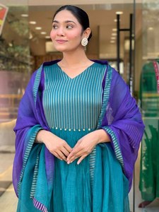 Conjunto de traje Anarkali de 3 piezas para mujer, de Mul Chanderi puro, con bordado dorado a mano, sombreado bicolor y pulsera de diseñador - Product Image 4