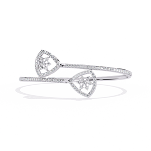Pulsera de Diamantes Cultivados en Laboratorio con Forma de Pera, Halo de Diamantes Redondos y Racimo de Diamantes |   Brazalete Abierto en Oro Blanco de 10k, 14k y 18k con Banda Pavé - Product Image 1