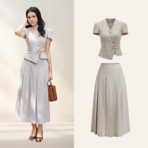 Ensemble deux pièces élégant pour femme du Vietnam : Haut asymétrique beige à volants et jupe midi plissée – Style décontracté et bureau – ODM OEM DYLAN - Product Image 1