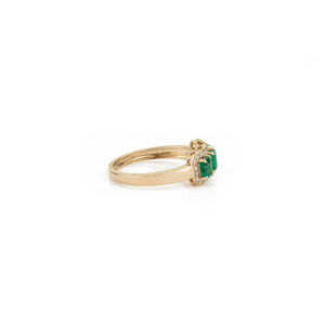 แหวนสามเม็ดประดับมรกตและเพชรทรงรัศมี ทำจากทองคำแท้ 14K สีเหลือง งานแฮนด์เมด คอลเลคชั่นเครื่องประดับ - Product Image 5
