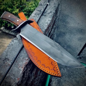 Cuchillo de Caza Hecho a Mano con Hoja de Acero al Carbono, Punta Caída, Mango de Madera y Funda de Cuero para Supervivencia al Aire Libre - Product Image 1