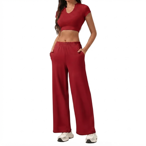 Conjunto Deportivo de 2 Piezas para Mujer: Top Corto con Cuello Redondo, Manga Corta, Color Borgoña, Costuras Frontales, y Shorts Elásticos de Cintura Alta - Product Image 1