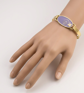 กำไลข้อมือทองเหลืองแบบคลาสสิกทำมือ ดีไซน์ลายเกลียวสลักอย่างประณีต พร้อมพื้นหลังเคลือบสีเทาหรูหรา เหมาะสำหรับงานปาร์ตี้ของผู้หญิง - Product Image 2