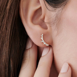 Pendientes de Oro Amarillo con Diamantes Cultivados en Laboratorio en Forma de Baguette - Product Image 3