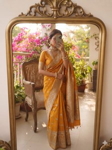 Sari en soie Banarasi jaune moutarde, motifs Bandhani à pois et animaux, bordure tissée Zari, pièce de blouse assortie, Prayosha Enterprise - Product Image 1