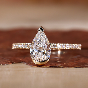 Anillo de Compromiso de Moissanita Corte Pera con Diamantes Pavé, Oro Amarillo de 14K, Engaste Solitario de Puntas, Certificado IGI, Lujo para Fiesta, para Mujer - Product Image 4