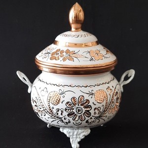 Pot de rangement décoratif en cuivre fait main de qualité supérieure avec couvercle, motif floral traditionnel Meenakari, décoration d'intérieur - Product Image 1