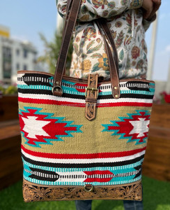 2024 mode usine haute qualité usiné à la main selle couverture grande taille sac fourre-tout pour femmes tissé à la main en cuir véritable sac à bandoulière - Product Image 4