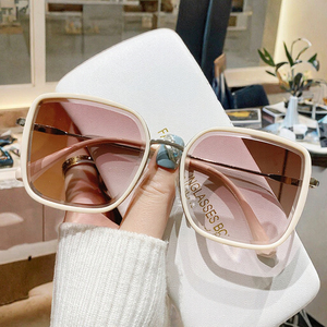 Gafas de Sol Cuadradas de Moda al por Mayor, con Logotipo Personalizado, de Alta Calidad, UV400, PC Rojo, Diseño Exclusivo para Mujer - Product Image 2