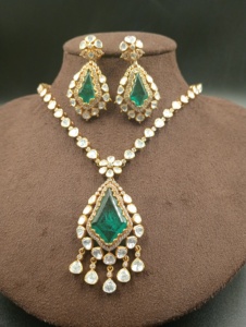 Ensemble collier et boucles d'oreilles Amaira Jewels en argent plaqué or, pierres Polki, design floral classique, bijoux de mariage pour femmes - Product Image 5