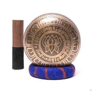 Bol chantant tibétain traditionnel martelé à la main avec 4 gravures de mandalas bouddhistes et des symboles sacrés de lotus et de sagesse bouddhiste - Product Image 2