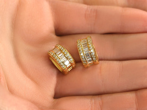 ต่างหูห่วงแบบกอดหูประดับเพชรทรงบาแกตต์สีเหลืองทองที่เพาะเลี้ยงในห้องปฏิบัติการ - Product Image 3