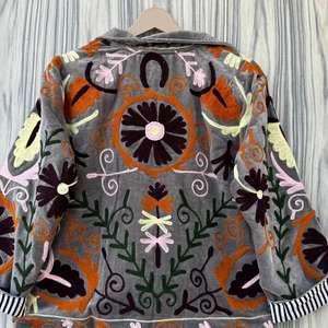 Veste en velours vintage Suzani |   Vêtement d'extérieur court élégant de style bohème |   Cadeau pour invitées de mariage et pour les fêtes, pour elle - Product Image 5