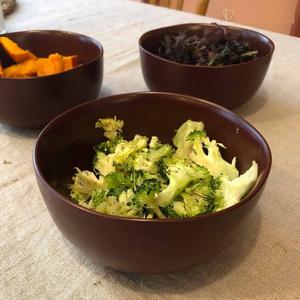 Bol de service en céramique rouge foncé rustique, finition mate lisse, design moderne minimaliste, durable, sans danger pour les aliments, indispensable pour la cuisine - Product Image 3