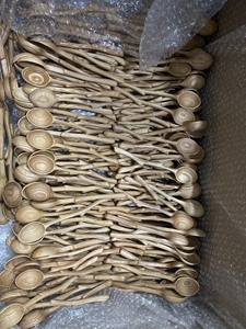 Cuillère de cuisine artisanale en bois naturel, écologique et réutilisable, pour cuisiner et servir - Product Image 5