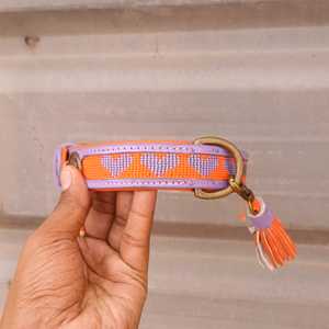 Collier pour chien fait main en perles, motif cœur violet et orange, en cuir réglable avec pompon - Product Image 3