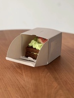 Boîte en carton blanc écologique avec logo en relief, acceptant la taille et la conception personnalisées pour l'emballage alimentaire, la boulangerie et la pâtisserie