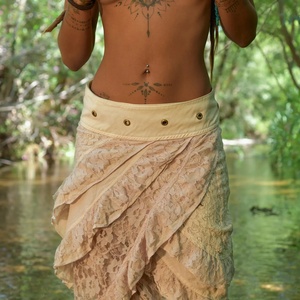 Falda Boho de Encaje Asimétrica con Volantes de Algodón, Falda Maxi con Silueta Fluida y Estilo Romántico Bohemio - Product Image 2