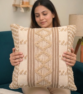 Housse de coussin décorative personnalisable en coton blanc, motif géométrique moderne abstrait d'Inde, avec bordure à volants et fermeture éclair - Product Image 3