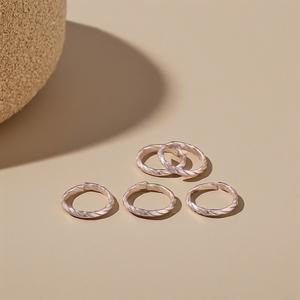 แหวนเงินหัวรองเท้าสำหรับผู้หญิงเรียบง่ายและทันสมัยแบบดั้งเดิมของชาวอินเดีย - Product Image 1