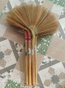 Escoba de Césped Extra Grande con Cerdas Suaves, Mango de Madera, Ecológica, Fácil de Limpiar, Ligera, para Pisos del Hogar y Exteriores - Product Image 5
