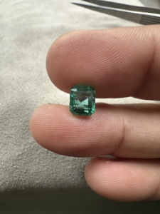 Gemas Brillantes, Esmeralda Natural Corte Rectángulo Verde, Gema Suelta de 1.70 Quilates, Certificada por IGI para Joyería - Product Image 1