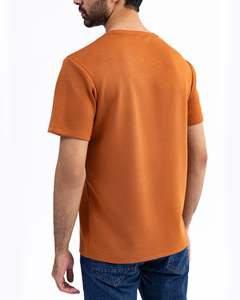 เสื้อยืดแขนสั้นผู้ชายสำหรับงานทางการ ขายส่งออนไลน์ คุณภาพสูง ผลิตจากผ้าโพลีเอสเตอร์ผสมสแปนเด็กซ์ เป็นมิตรต่อสิ่งแวดล้อม ยืดหยุ่นสูง - Product Image 4