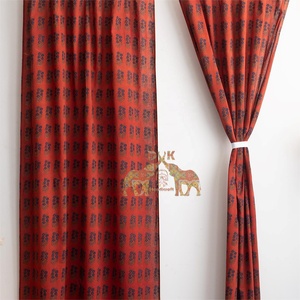 Rideaux de porte suspendus en coton imprimé à la main avec motifs floraux, design rouge et beige - Product Image 5