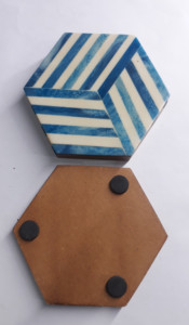 Ensemble de sous-verres en résine écologique avec verre incrusté et bois Modèle unique de peinture ronde de style amour pour les cadeaux d'affaires et d'artisanat - Product Image 3