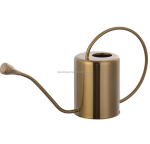 Regadera de metal sólido dorado, un accesorio de jardinería elegante y funcional que se usa a menudo para plantas de interior y exterior - Product Image 5