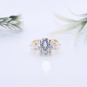 Elegante Anillo de Compromiso de Oro Amarillo con Diamante Ovalado Cultivado en Laboratorio, Tres Piedras, Piedras Laterales en Forma de Pera, Banda de Alto Brillo, Joyería Fina - Product Image 1