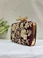 Pochette de soirée de luxe rouge profond avec cadre floral doré et broderies Zardozi, fermoir lotus, pour mariage, mariée, printemps/été/hiver