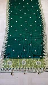 ผ้าไหมกาจจีเนื้อนุ่มบริสุทธิ์สำหรับงานแต่งงานแบบดั้งเดิม พร้อมงานปักมือแบบบันดานีและงานปักโกต้าปาตติอย่างประณีต รวมถึงเสื้อคลุม - Product Image 3