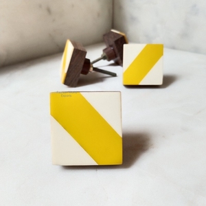 Dernières poignées de tiroir d'armoire en résine jaune blanche avec cadre en laiton quincaillerie poignées et boutons de meubles de cuisine - Product Image 1