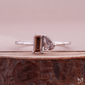 Anillo Toi et Moi con diamantes cultivados en laboratorio, corte baguette y pera, color champán, anillo de compromiso de dos piedras, anillo nupcial minimalista moderno. - Product Image 1