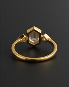 Anillo de Compromiso de Lujo con Moissanita de Corte Hexagonal, Oro Amarillo de 14K, Engaste de Bisel, Anillo de Promesa de Tres Piedras, Joyería, Regalo para Mujer - Product Image 5
